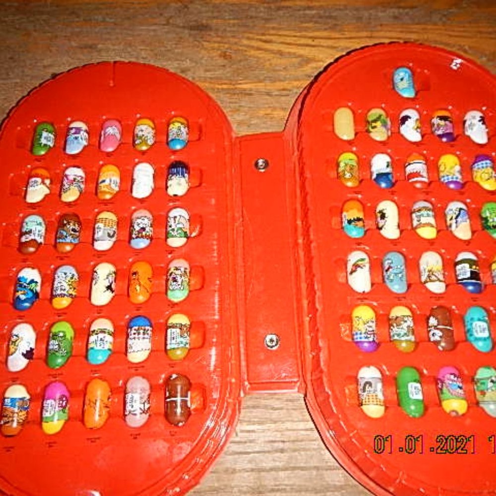 Lot of 78 Mighty Beanz, 2 cases & 2 race track sets COMPLETE w/ directions